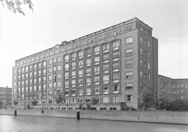 De flat Oranjehof aan de Geuzenkade - oktober 1953  