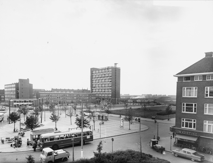 Het Surimaplein met in het midden de flat Klokkenhof aan de Haarlemmermeerstraat - Stadsarchief Amsterdam  